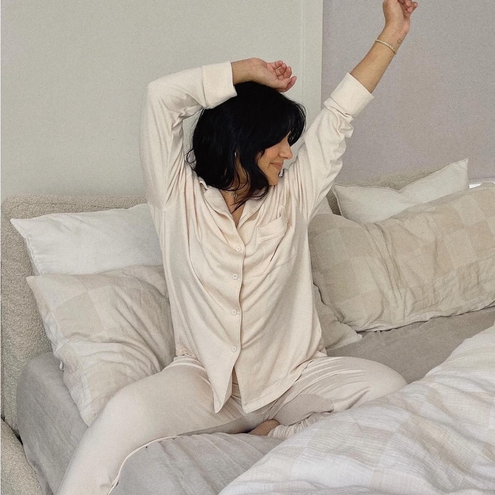 NWT - NEIWAI Classic Cozy Pajama Set size medium Eggnog